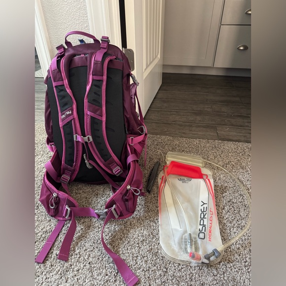 Osprey Skimmer 30 Hydration Pack Backpack with 2.5 L Bladder Insert - Picture 11 of 12